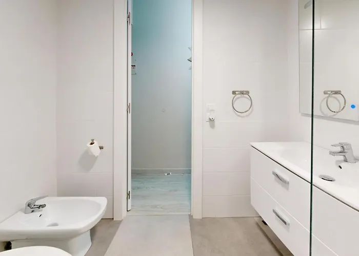 30m2 ,vue Sur Et Piscine, Commerce * Roses
