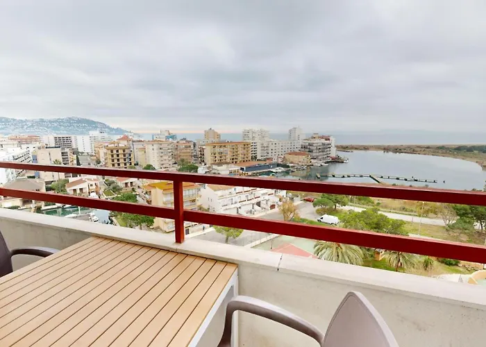 30m2 ,vue Sur Et Piscine, Commerce * Roses