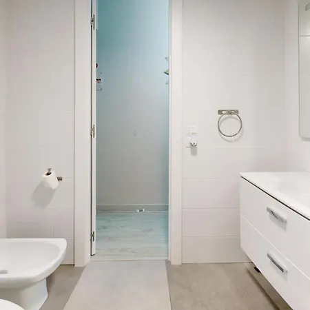 30m2 ,vue Sur Et Piscine, Commerce * Roses