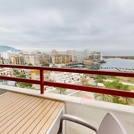 30m2 ,vue Sur Et Piscine, Commerce * Roses